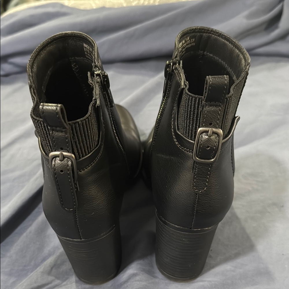 Baretraps Rhoslyn Booties Size 7.5 View 3